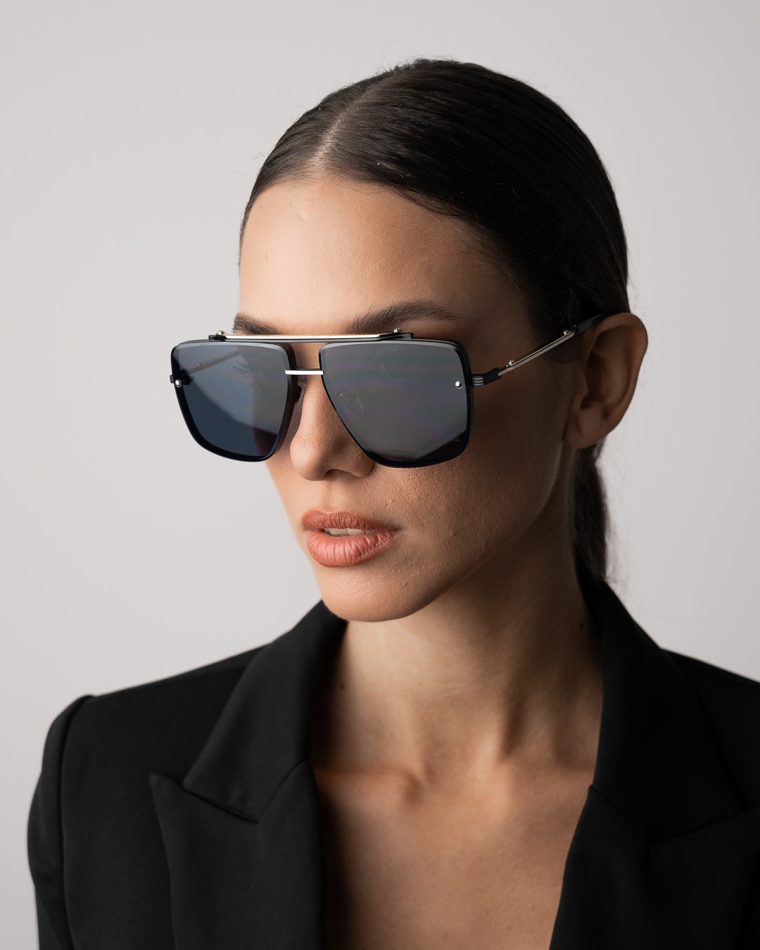 Avia - Black